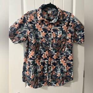 Men’s short sleeve button down. Hurley size Medium.